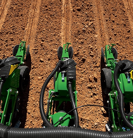 Sadnja i sijanje polja sadilicom serije John Deere 1700