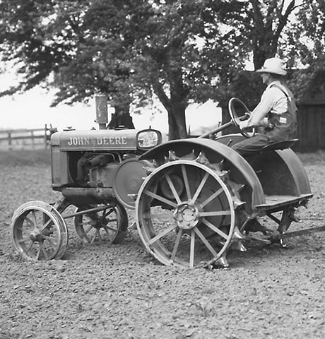 Povijesni traktor John Deere "GP" za opću uporabu vuče rotacijsku motiku John Deere br. 7 na polju