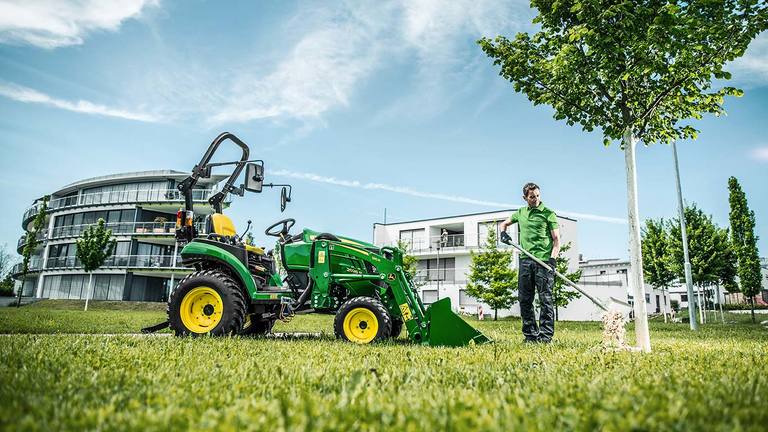 Kompaktni univerzalni traktor s 120R utovarivačem