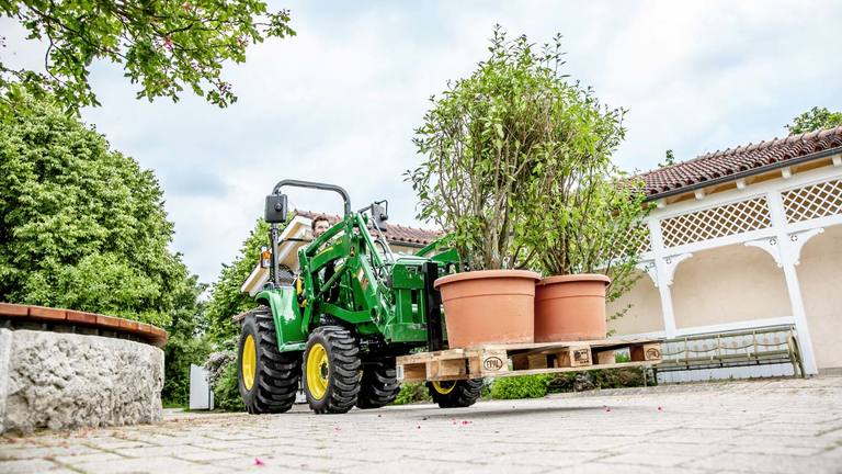 Kompaktni gospodarski traktor s utovarivačem 300E