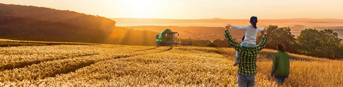 Obitelj John Deere Financial u pšeničnom polju