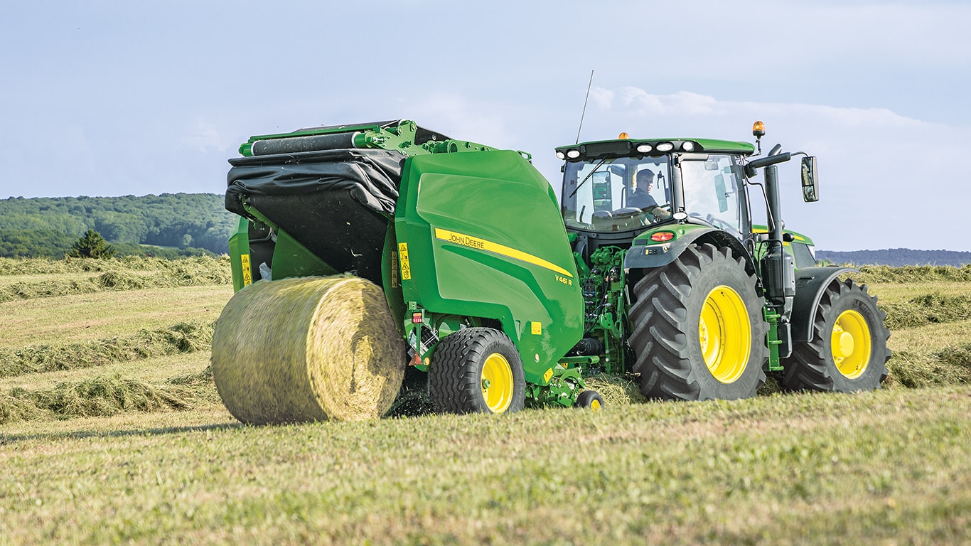 John Deere balirka s varijabilnom komorom V461R s 6R traktorom