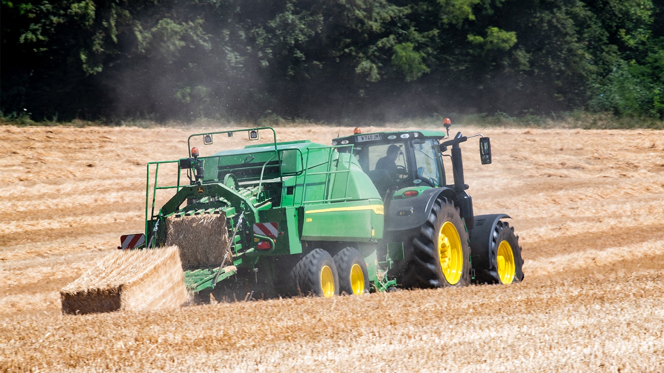 John Deere L634 velika balirka za četvrtaste bale sa 6R traktorom u slami