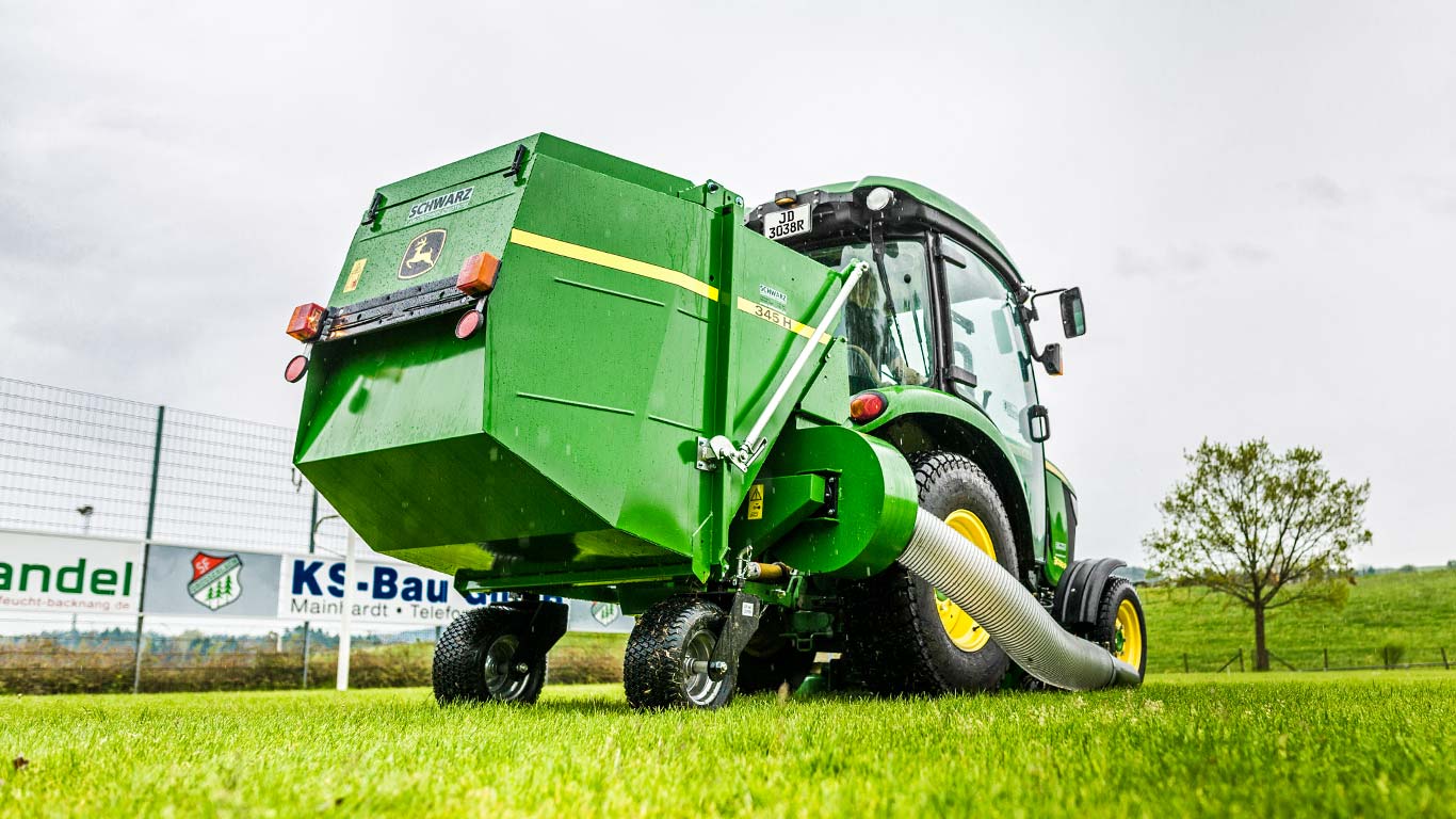 John Deere kompaktni traktor sa sustavom za sakupljanje materijala