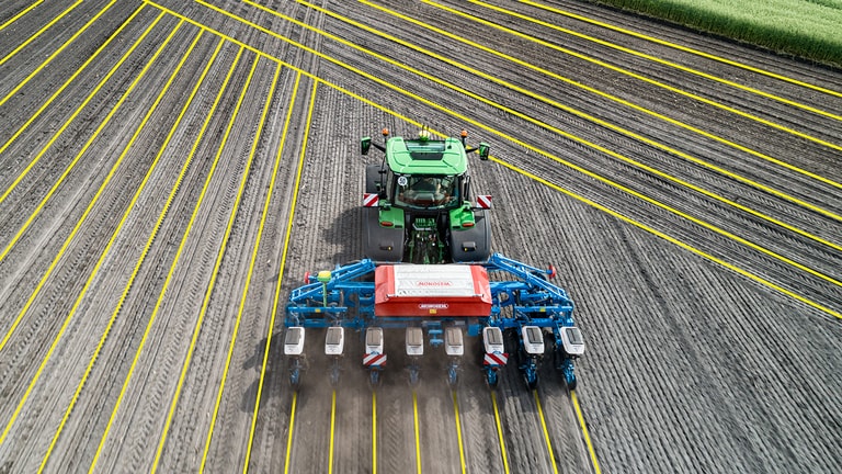 pogled odozgo na John deere traktore s rješenjem Autopath