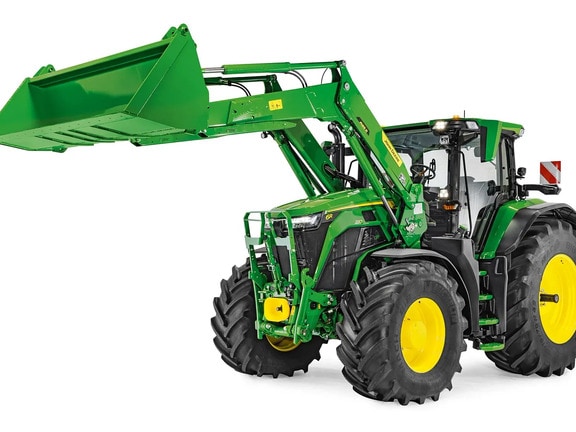 Traktor John Deere sa spuštenim prednjim utovarivačem i pričvršćenom žlicom, prikazan na bijeloj pozadini.