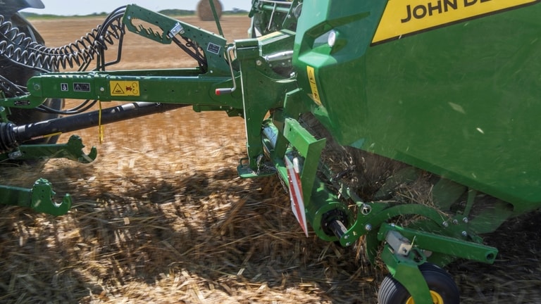 Sakupljač velikog kapaciteta za John Deere VR balirke koji hvata veliku slamu i otkos