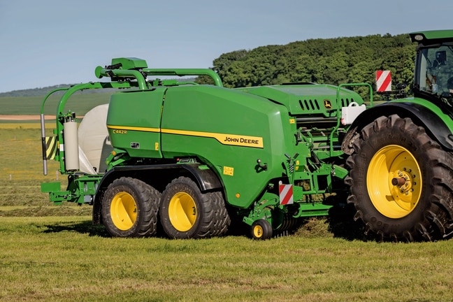 John Deere C442R balirka s omatanjem izrađuje silažne bale velike gustoće