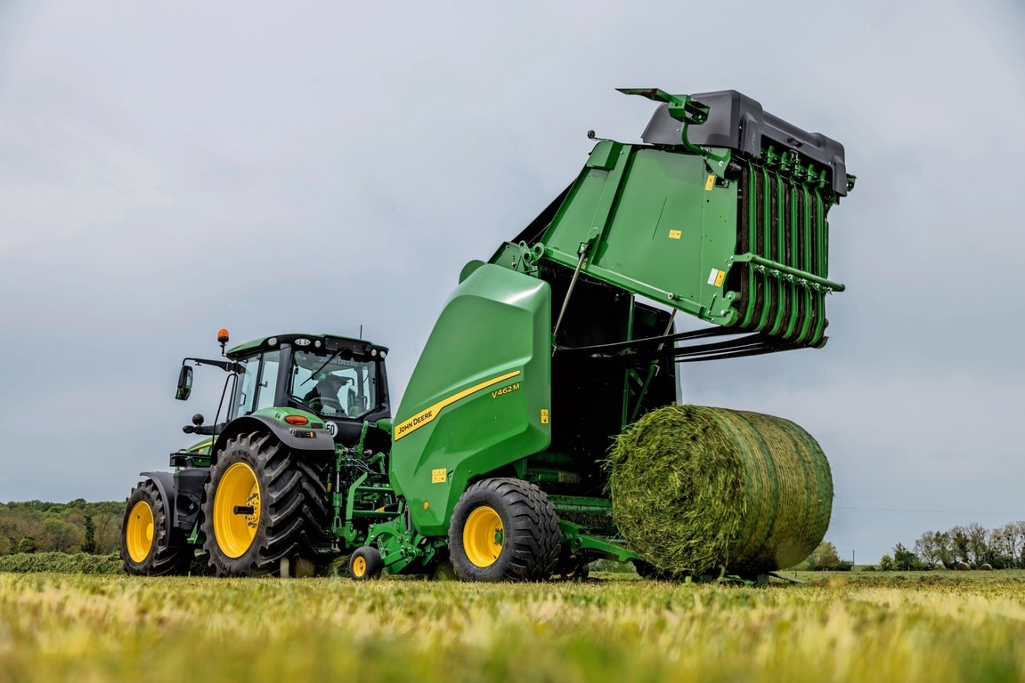 John Deere F462M balirka koju vuče traktor John Deere 6M koji izbacuje balu trave