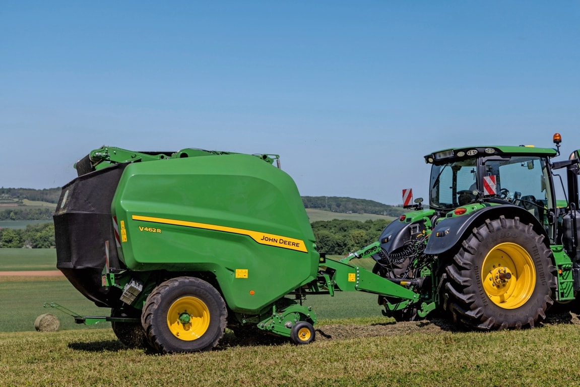 John Deere V462R kojeg vuče traktor John Deere 6R 185 za baliranje sijena