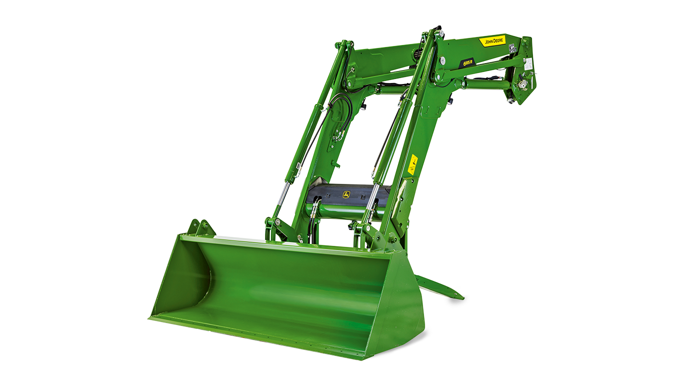 Zeleni traktor John Deere s podignutim prednjim utovarivačem, prikazan na bijeloj pozadini radi detaljnog prikaza poljoprivredne opreme.