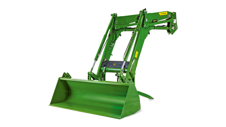Zeleni traktor John Deere s podignutim prednjim utovarivačem, prikazan na bijeloj pozadini radi detaljnog prikaza poljoprivredne opreme.